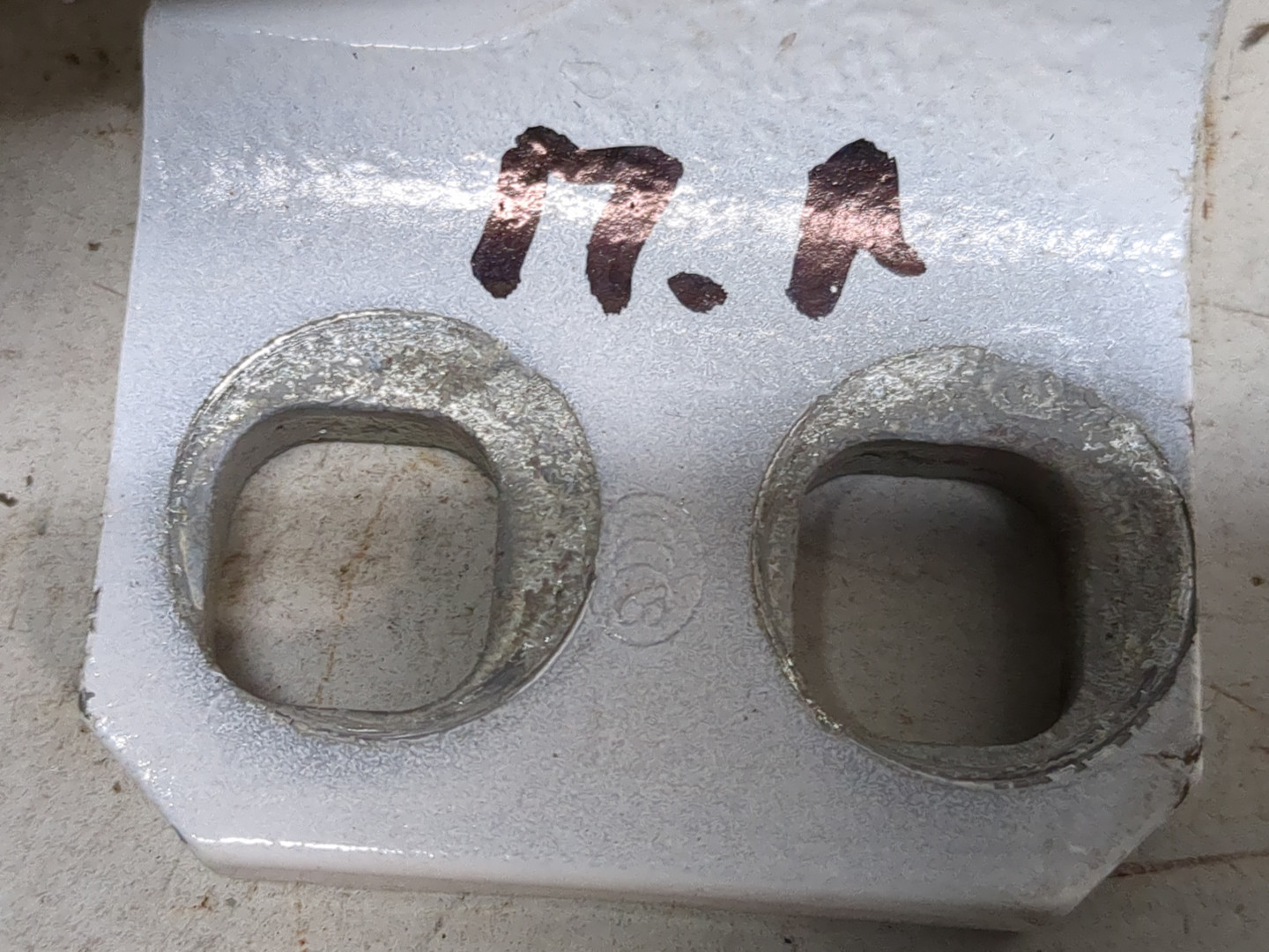 Петля двери