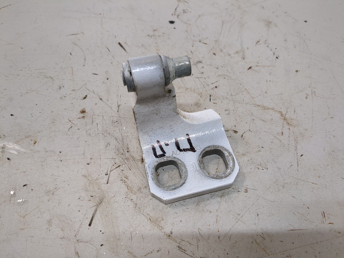 Петля двери