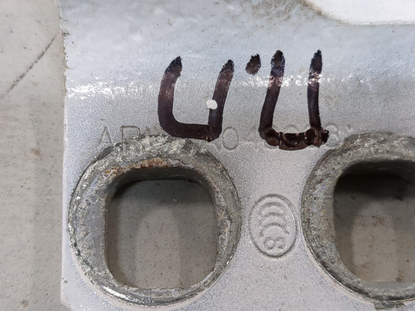 Петля двери