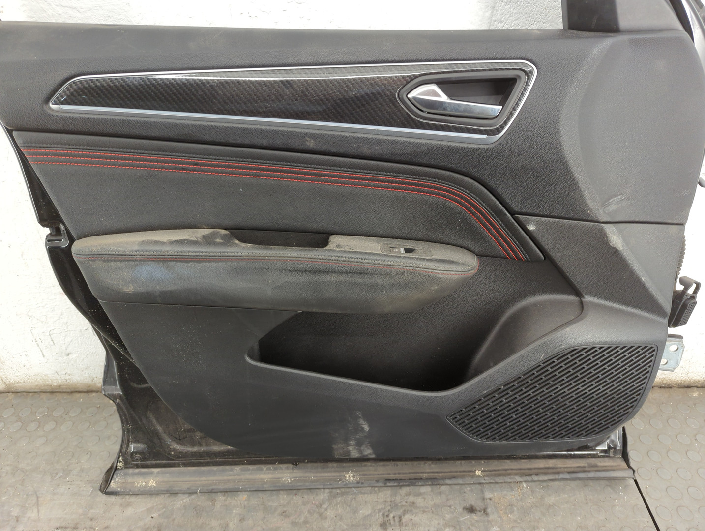 Дверь передняя левая