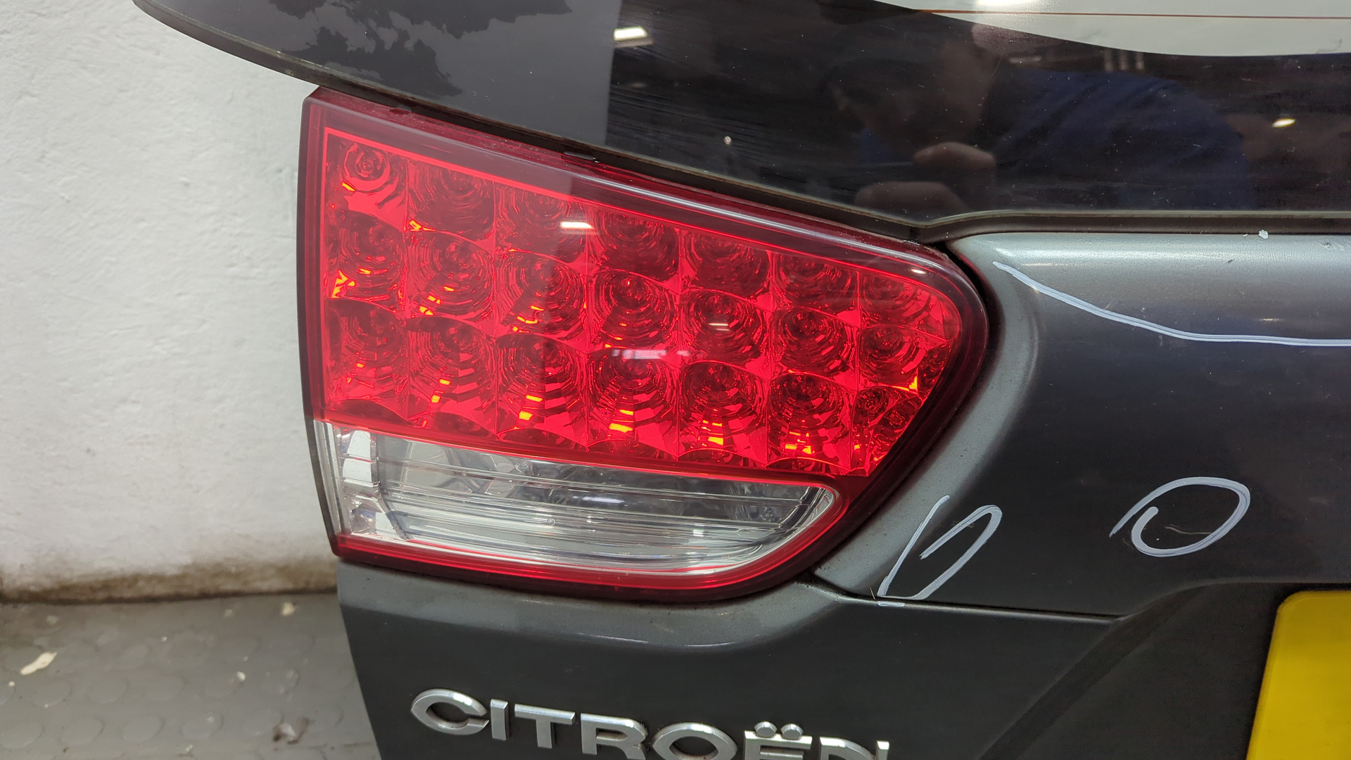 Дверь багажника