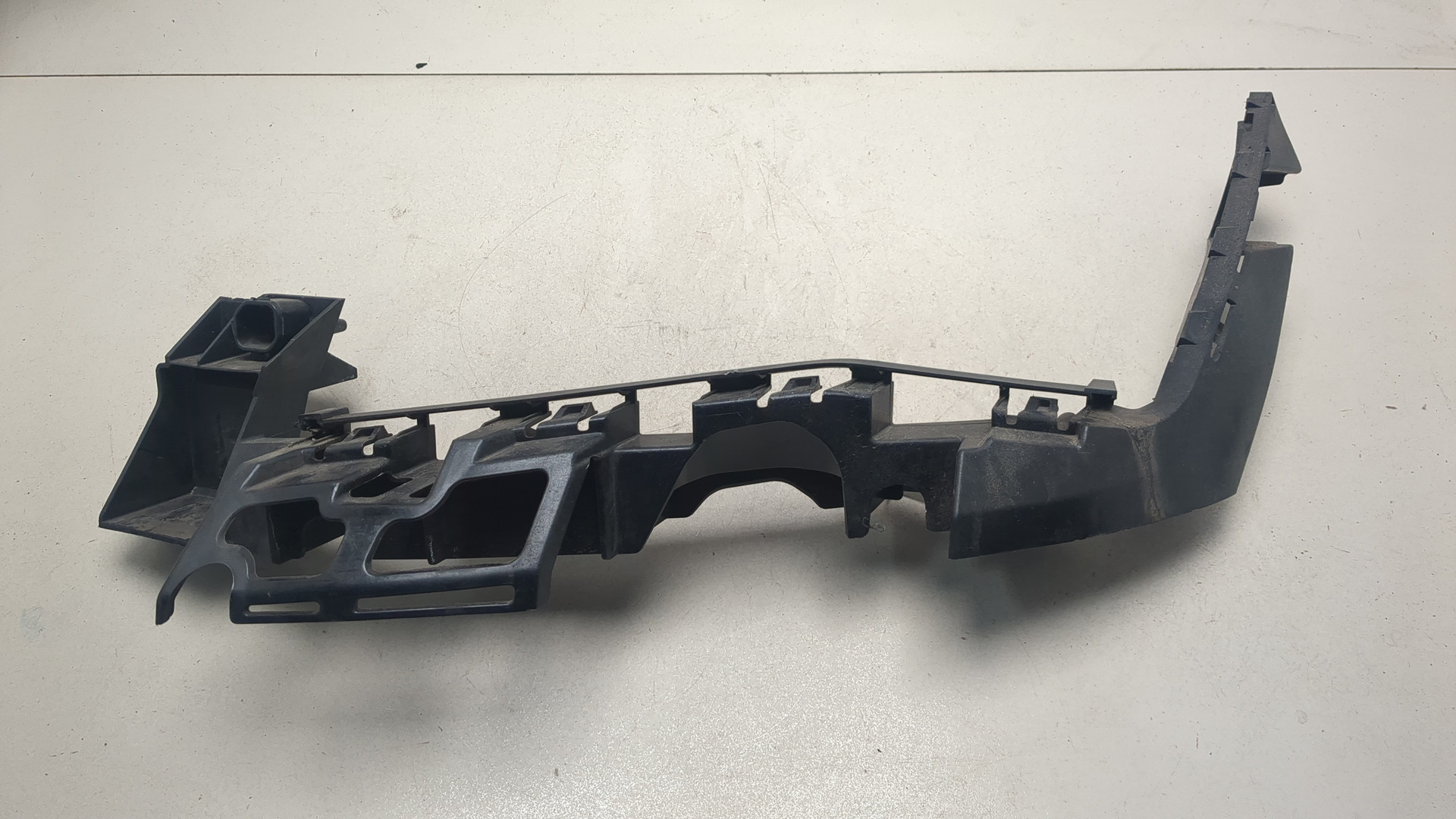 Кронштейн фар левый