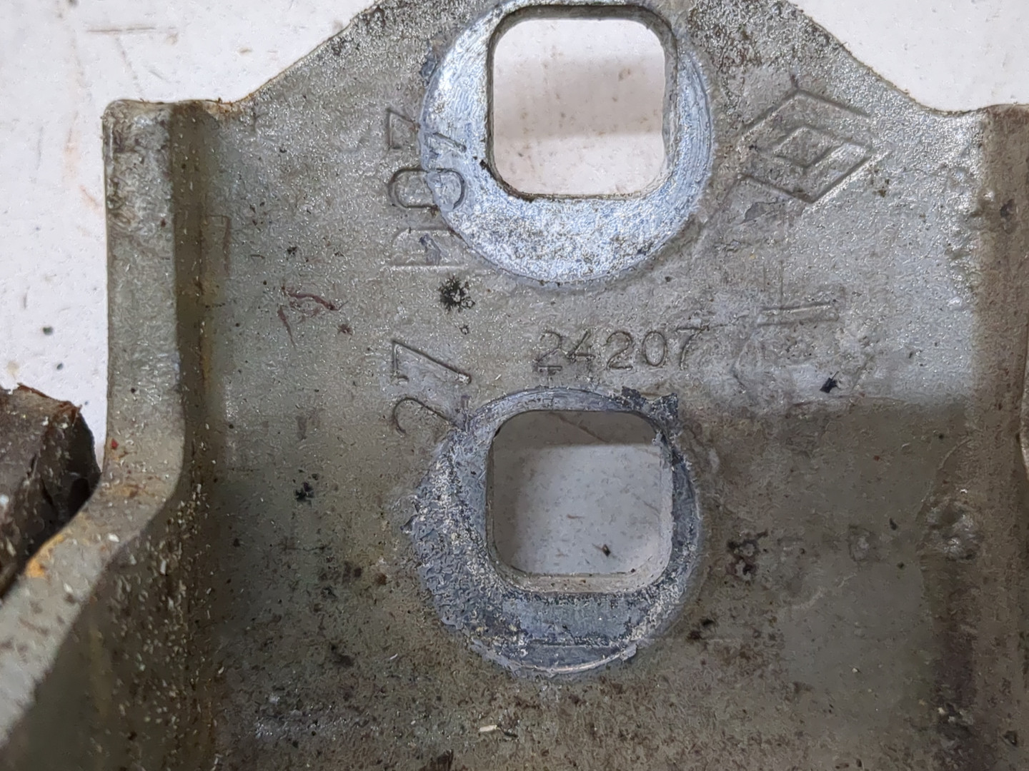 Петля двери