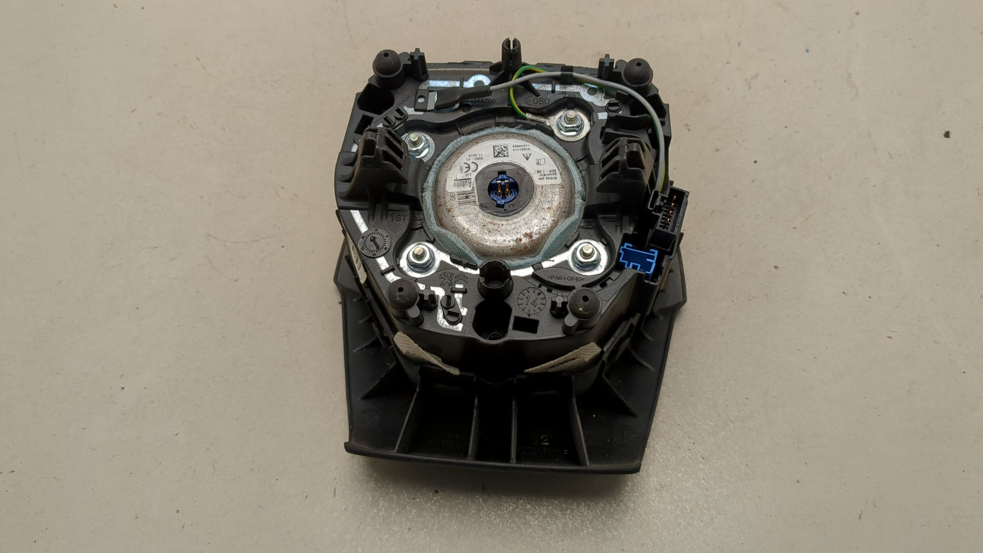 Подушка безопасности в рулевое колесо