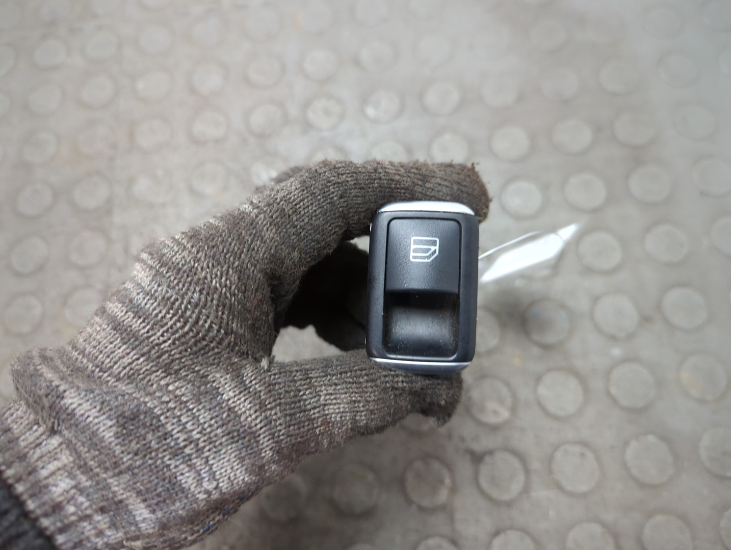 Кнопка стеклоподъемника