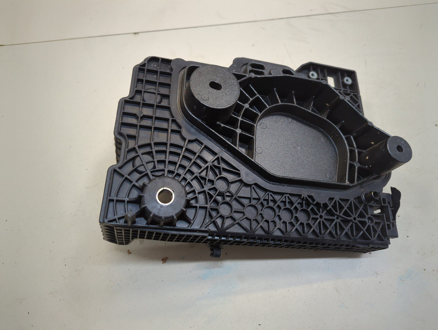 Площадка под аккумулятор (АКБ)