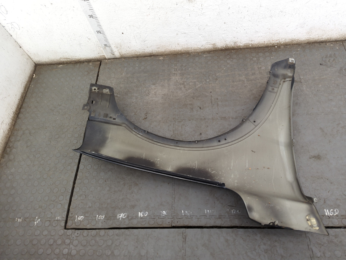 Крыло переднее левое