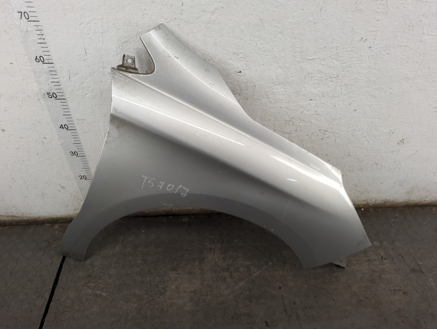 Крыло переднее правое