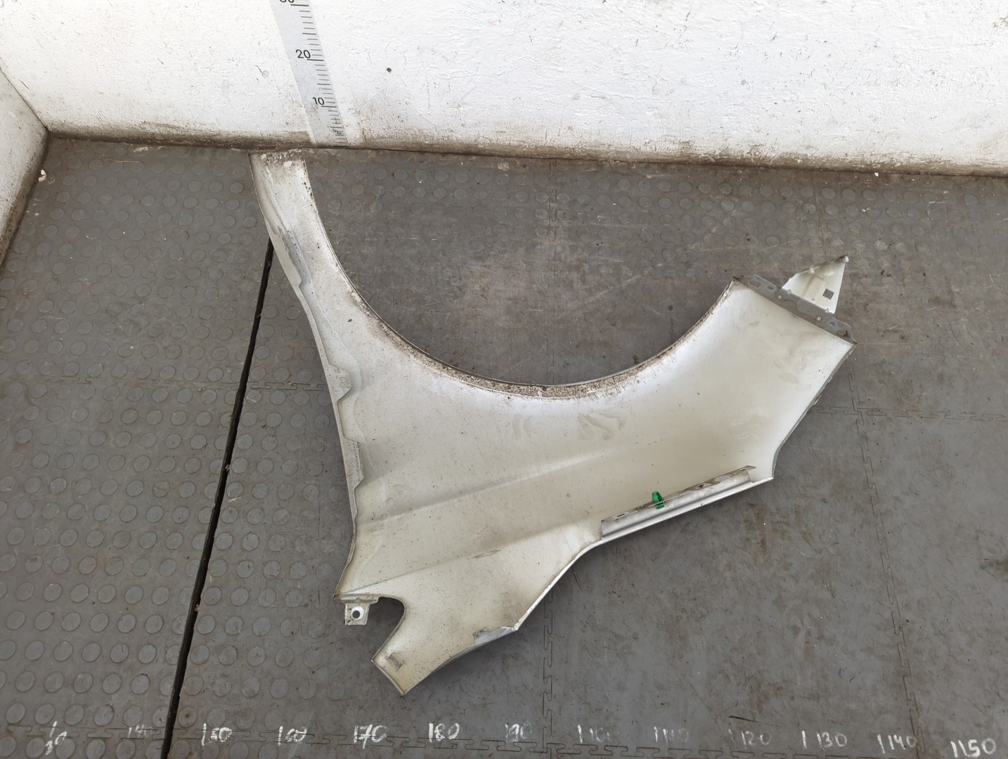 Крыло переднее правое