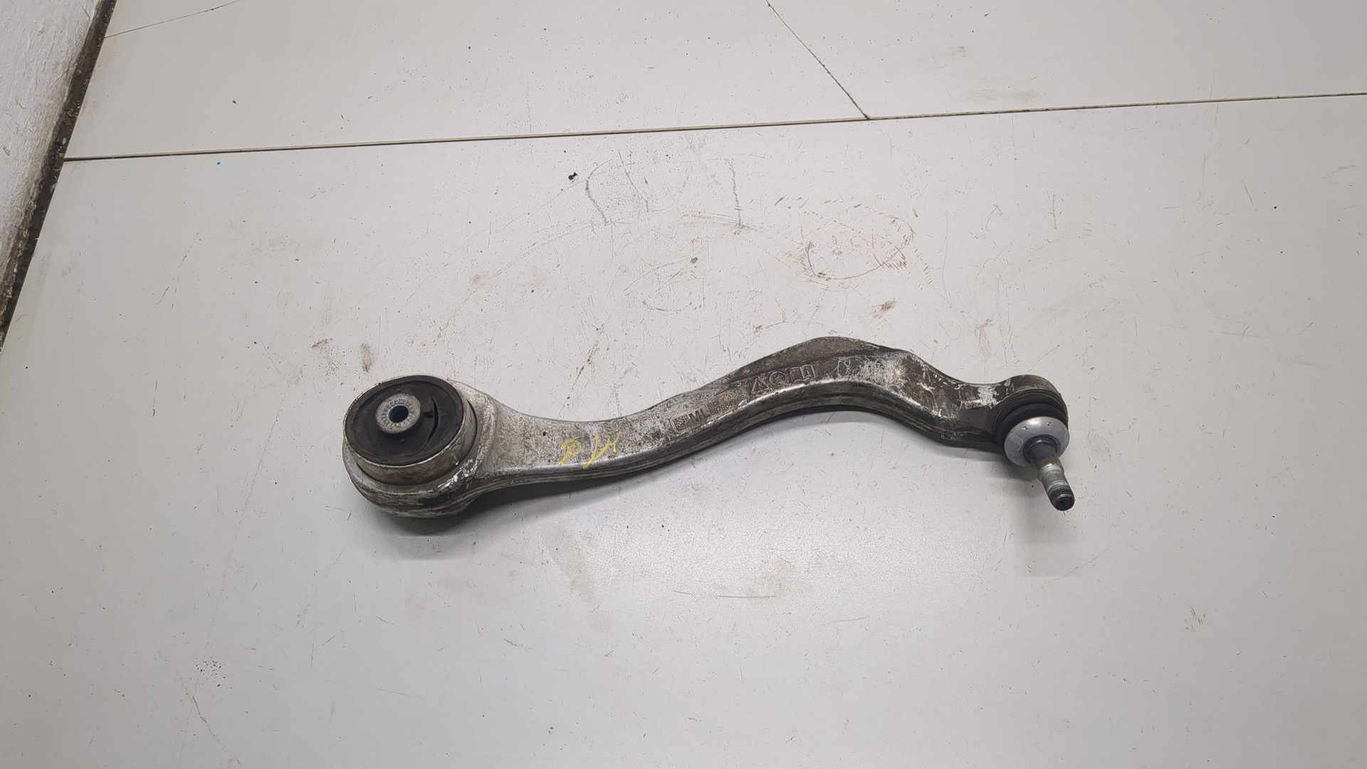 Рычаг передний левый