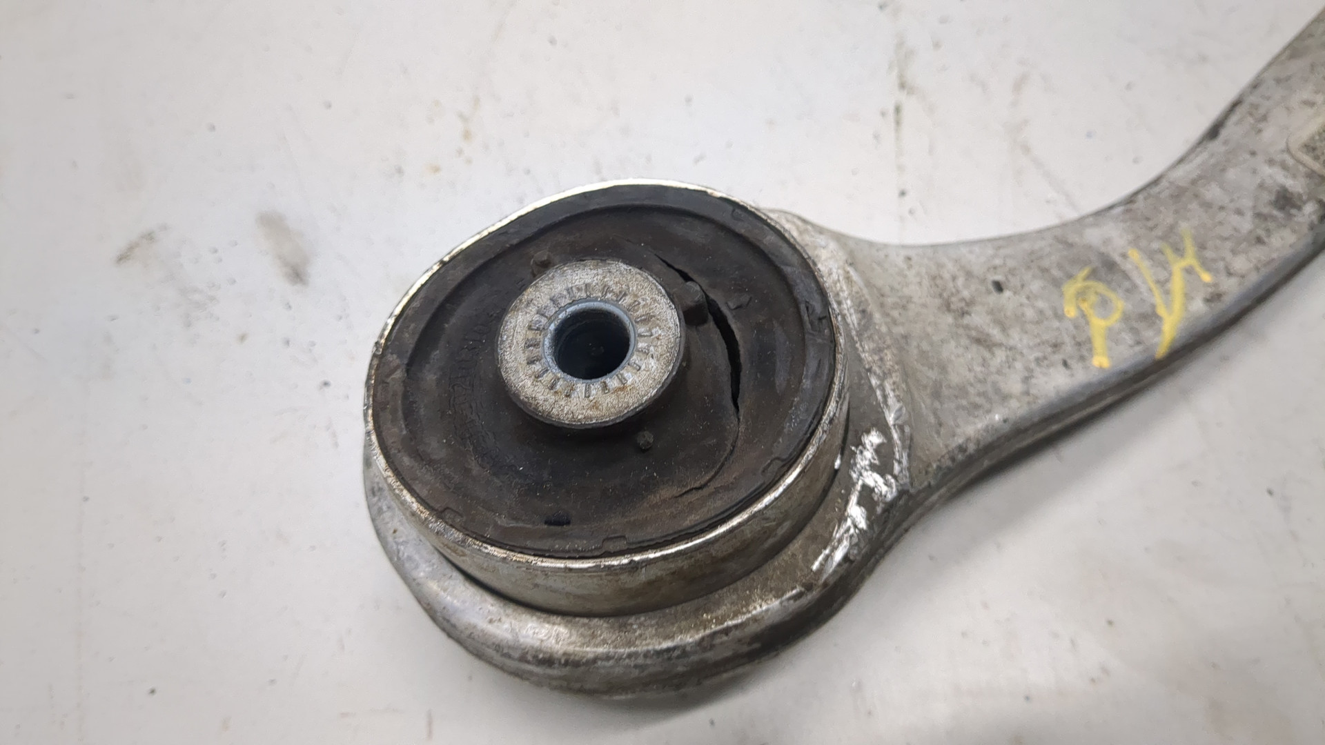 Рычаг передний левый