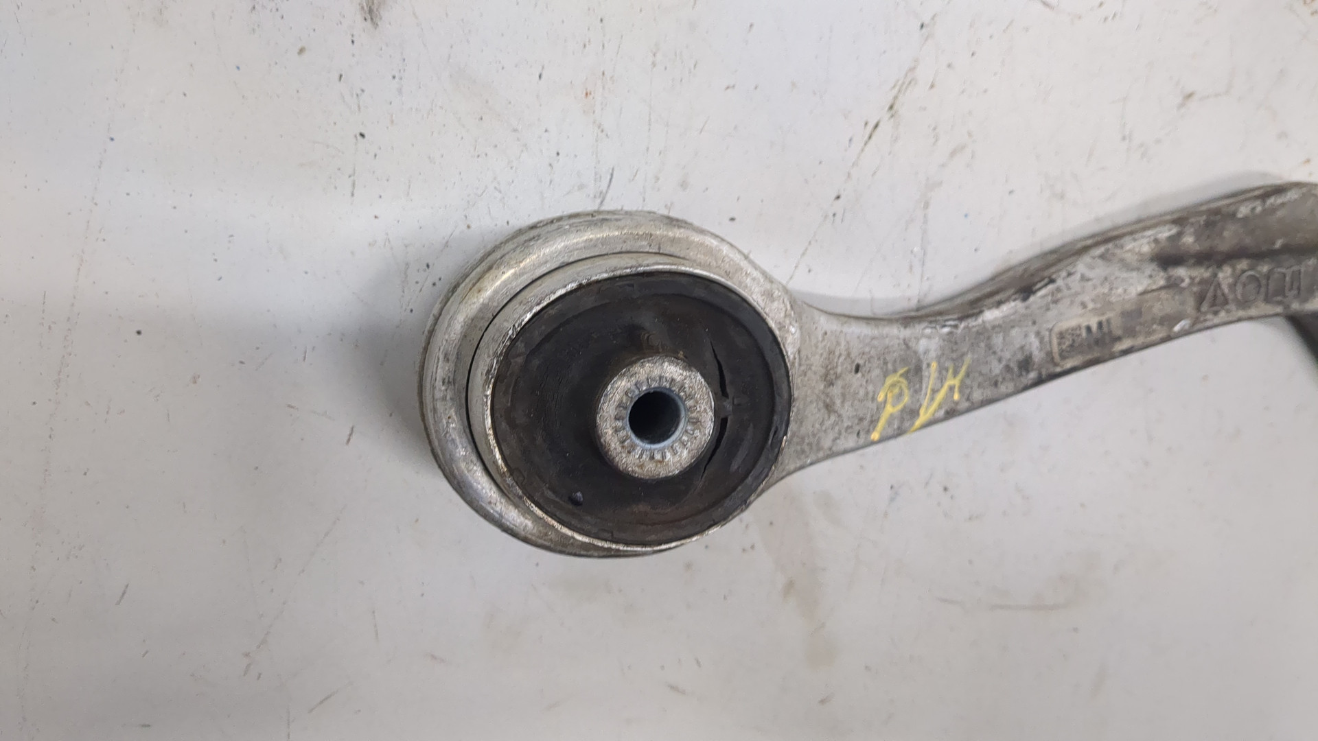 Рычаг передний левый