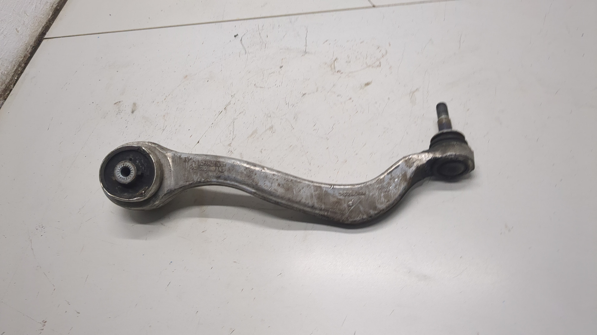 Рычаг передний левый
