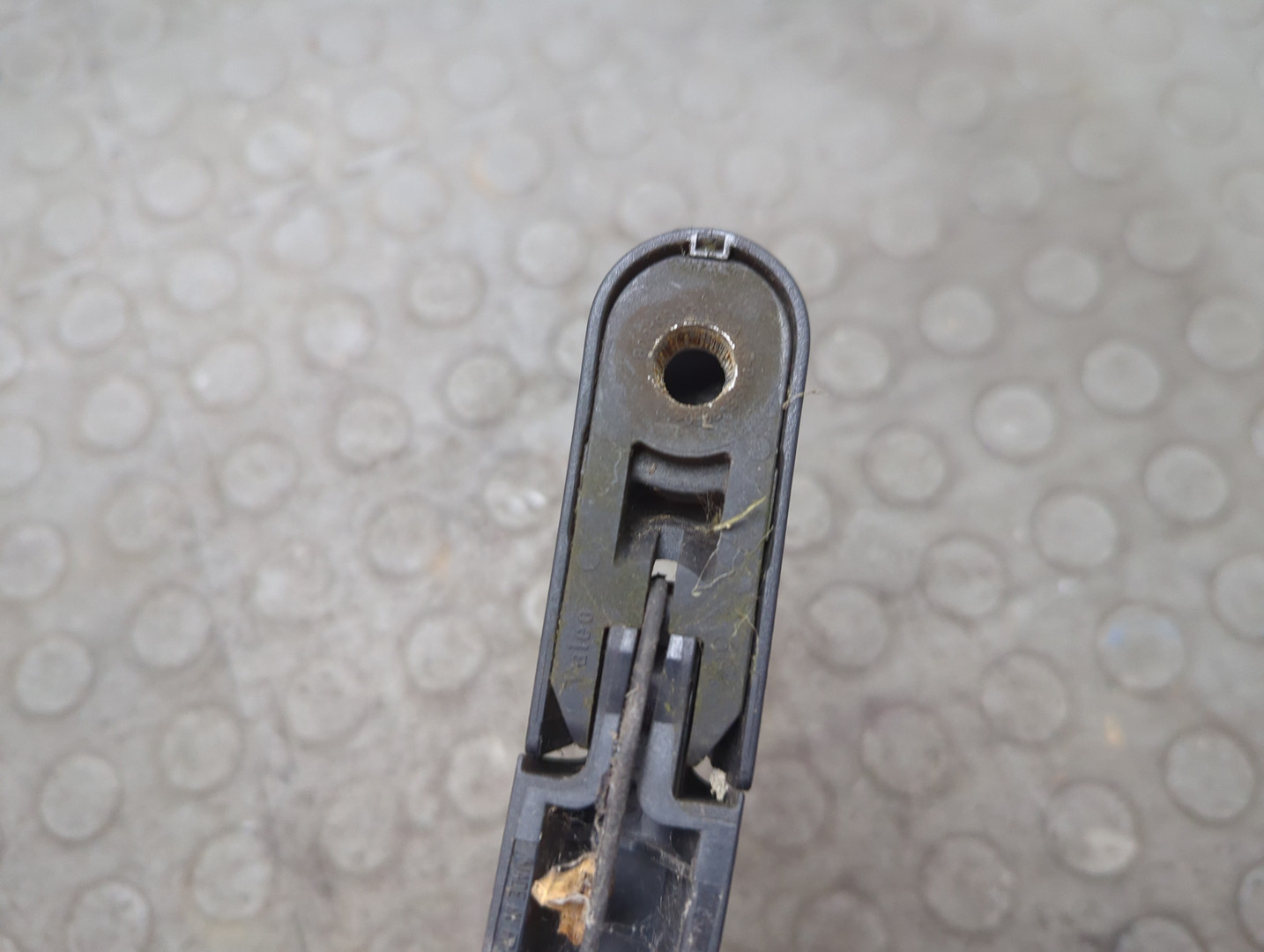 Поводок стеклоочистителя заднего