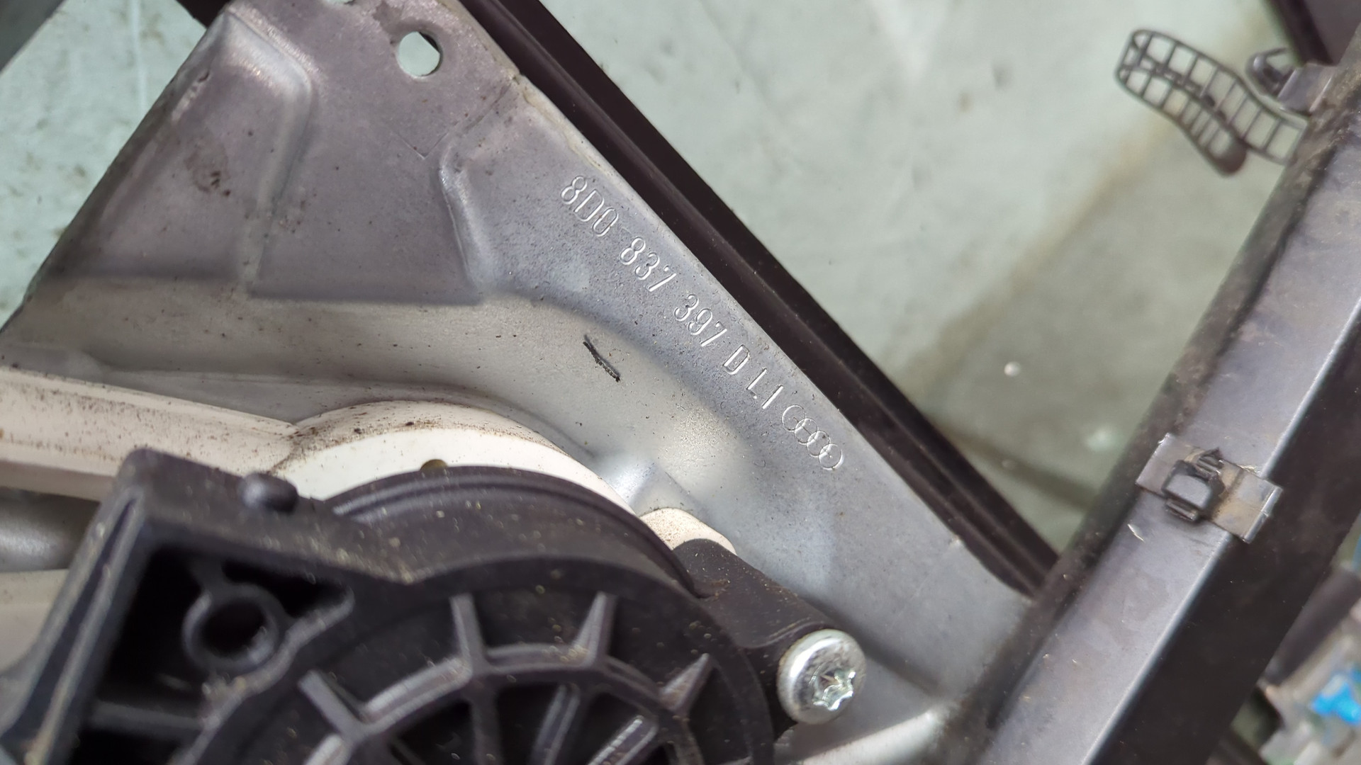 Стеклоподъемник электр. передний левый