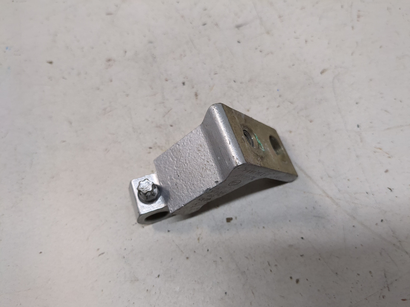 Петля двери