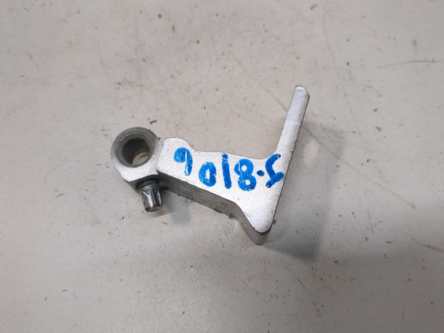 Петля двери