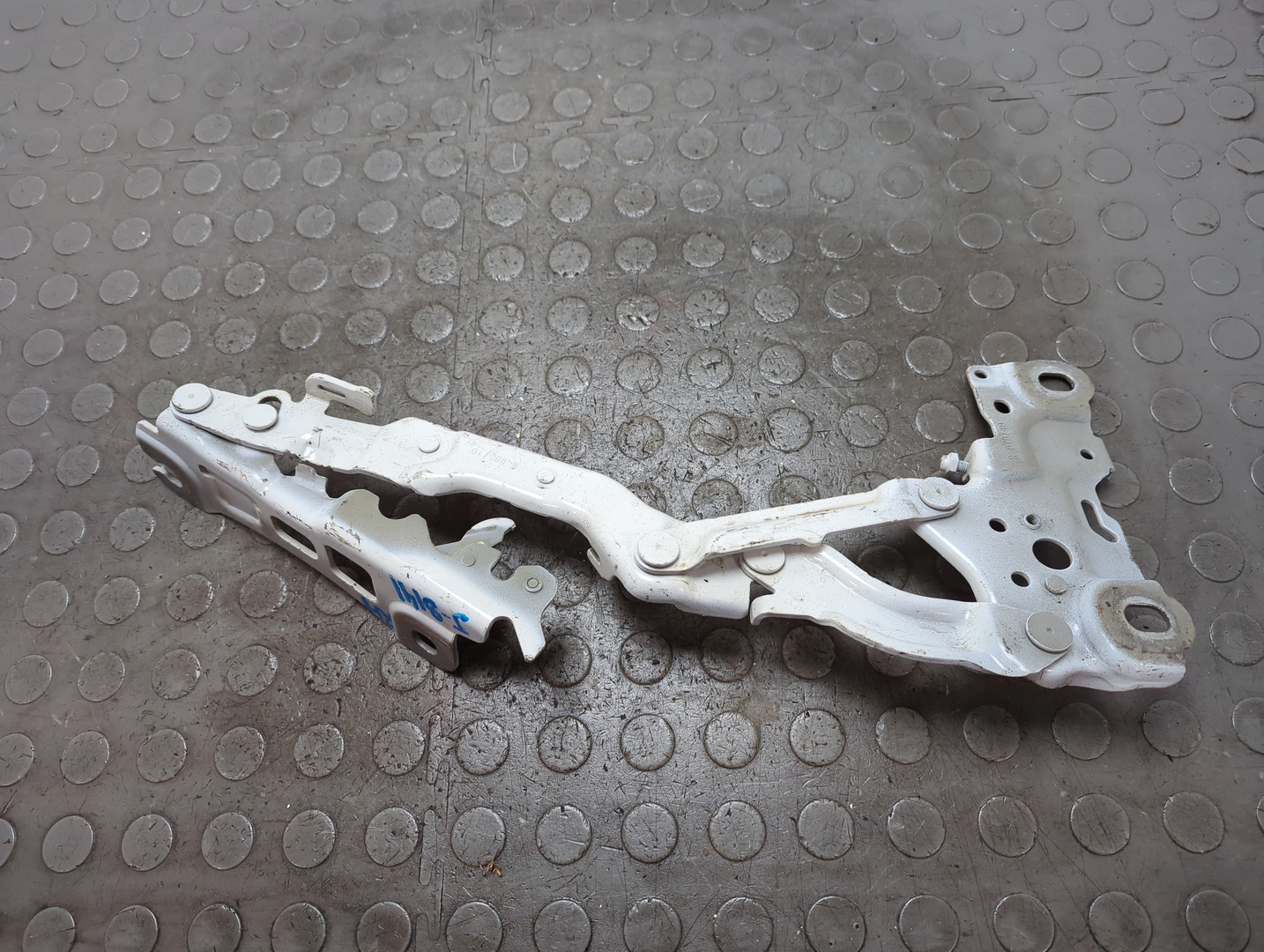 Петля капота правая