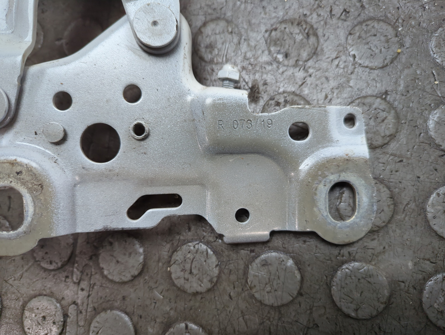 Петля капота правая