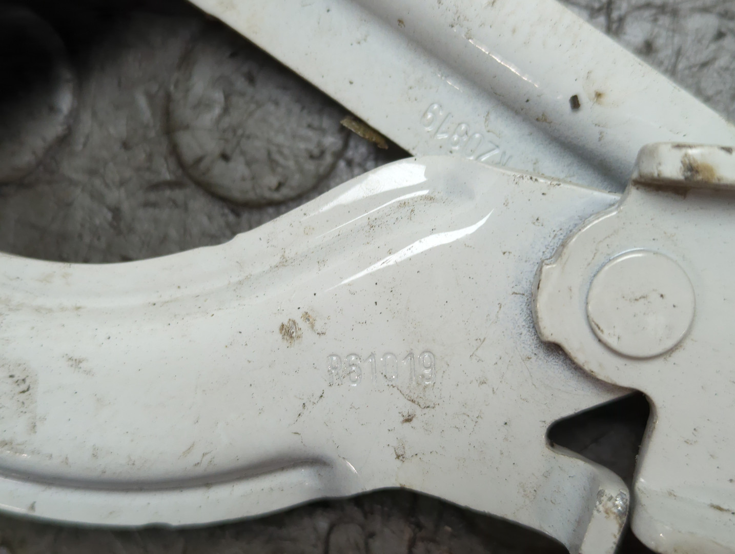 Петля капота правая