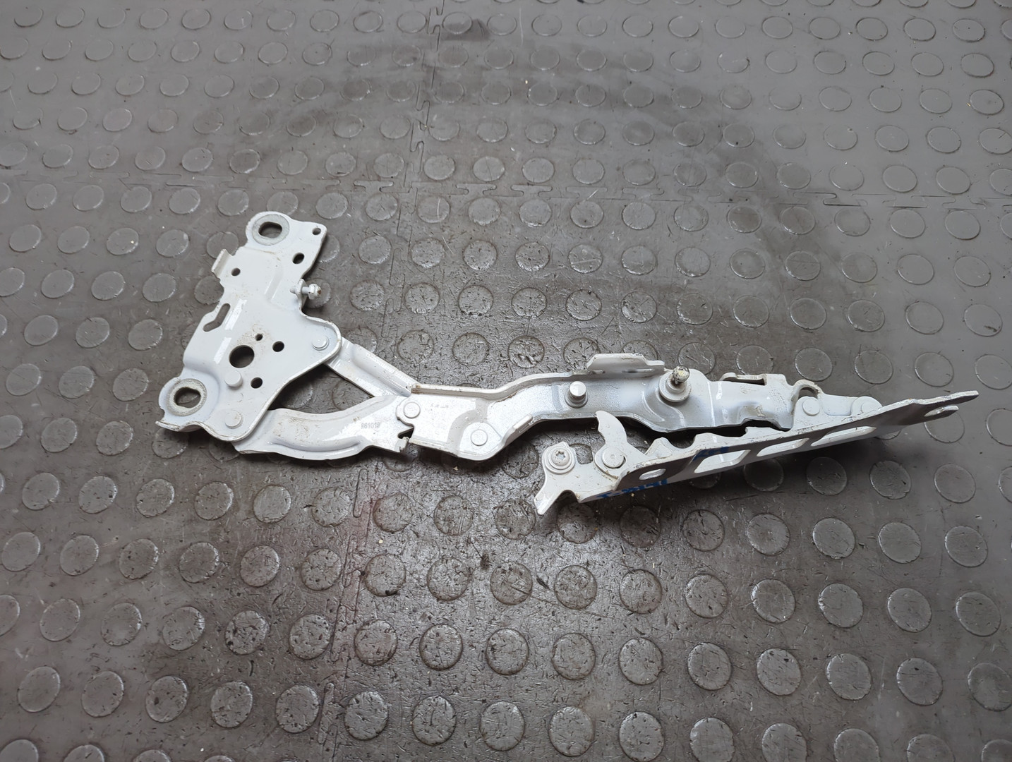 Петля капота правая