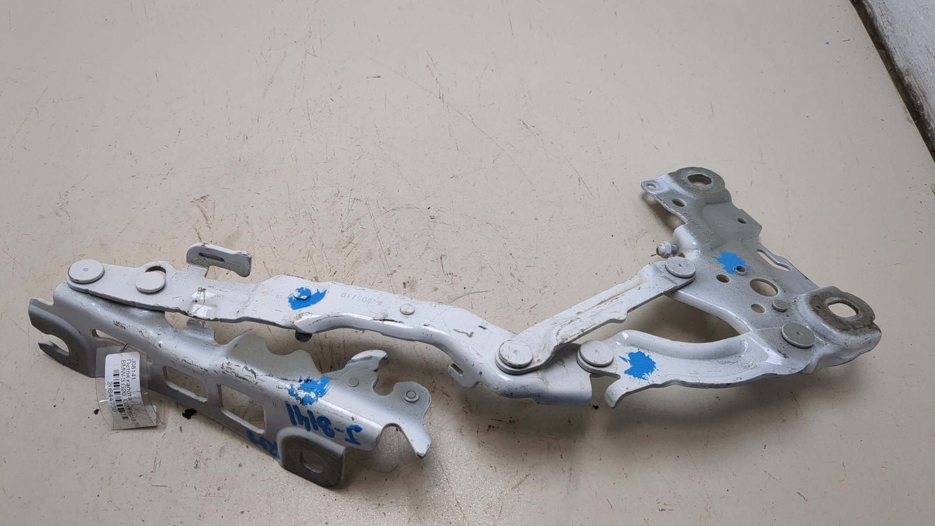 Петля капота правая