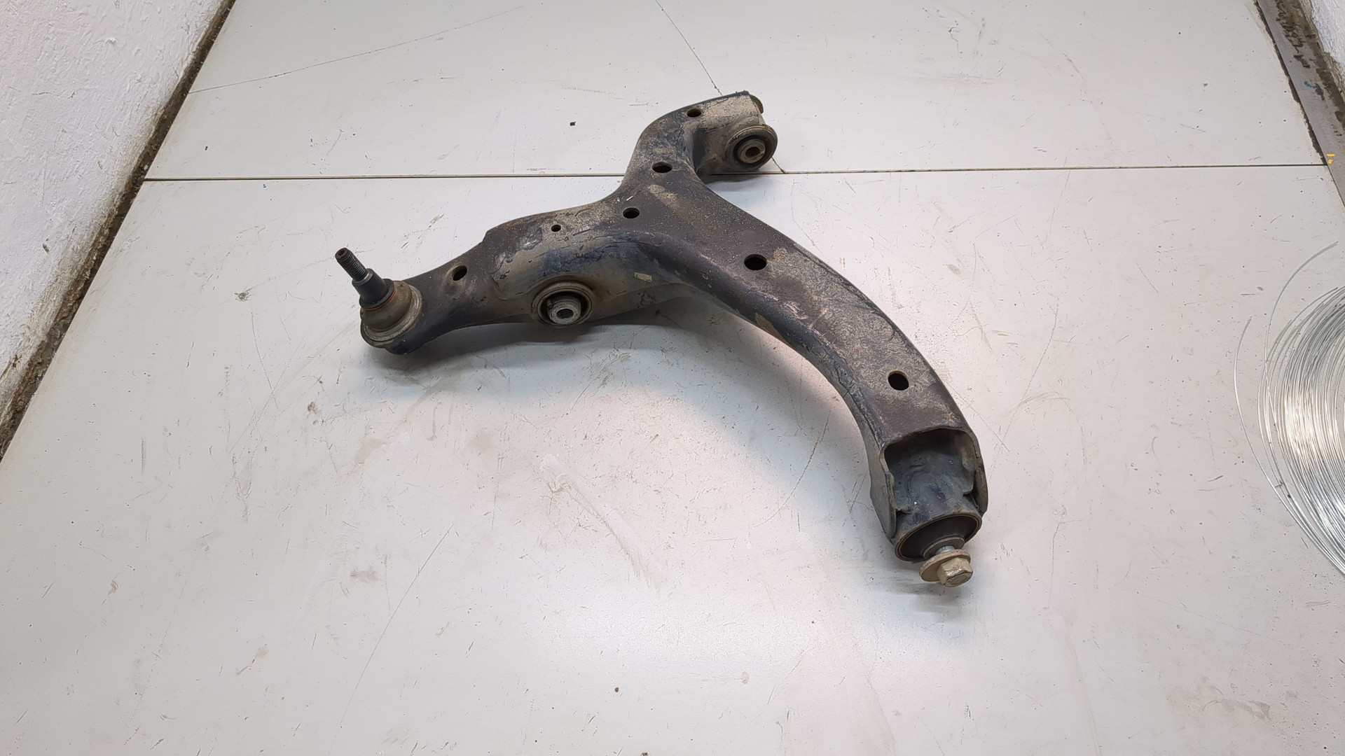 Рычаг передний правый