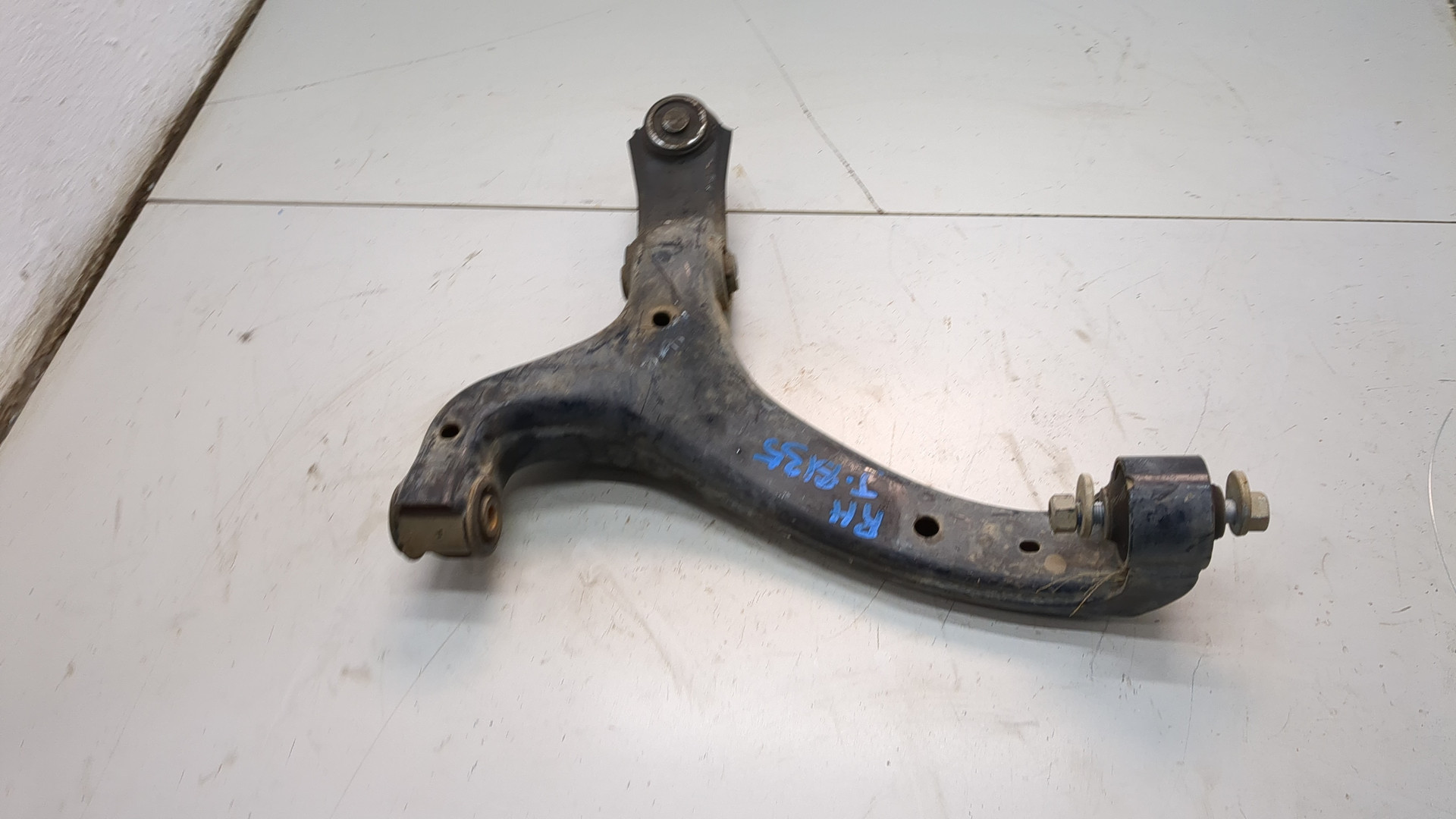 Рычаг передний правый