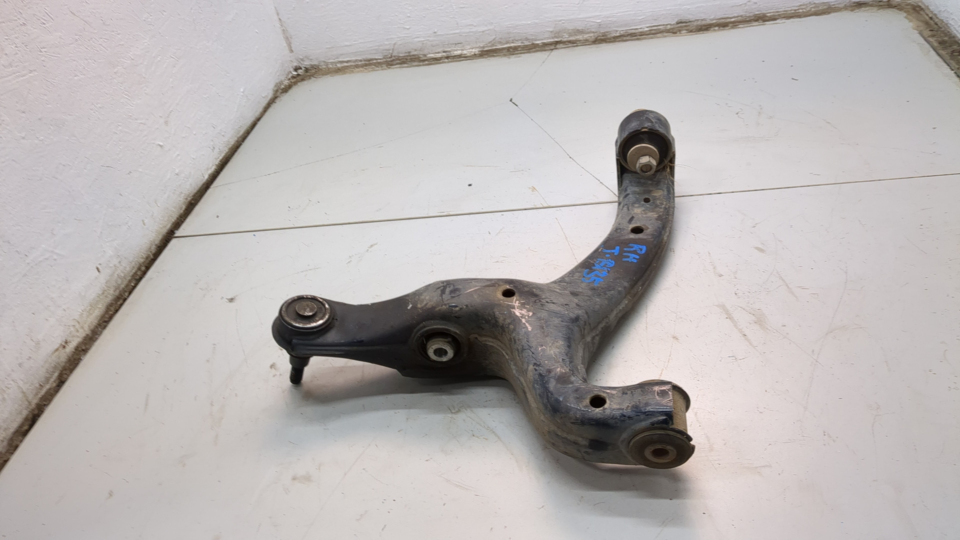 Рычаг передний правый