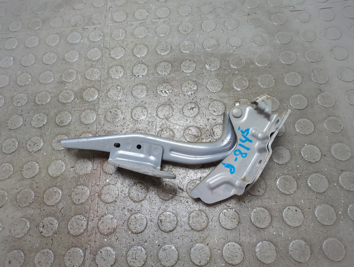 Петля капота левая