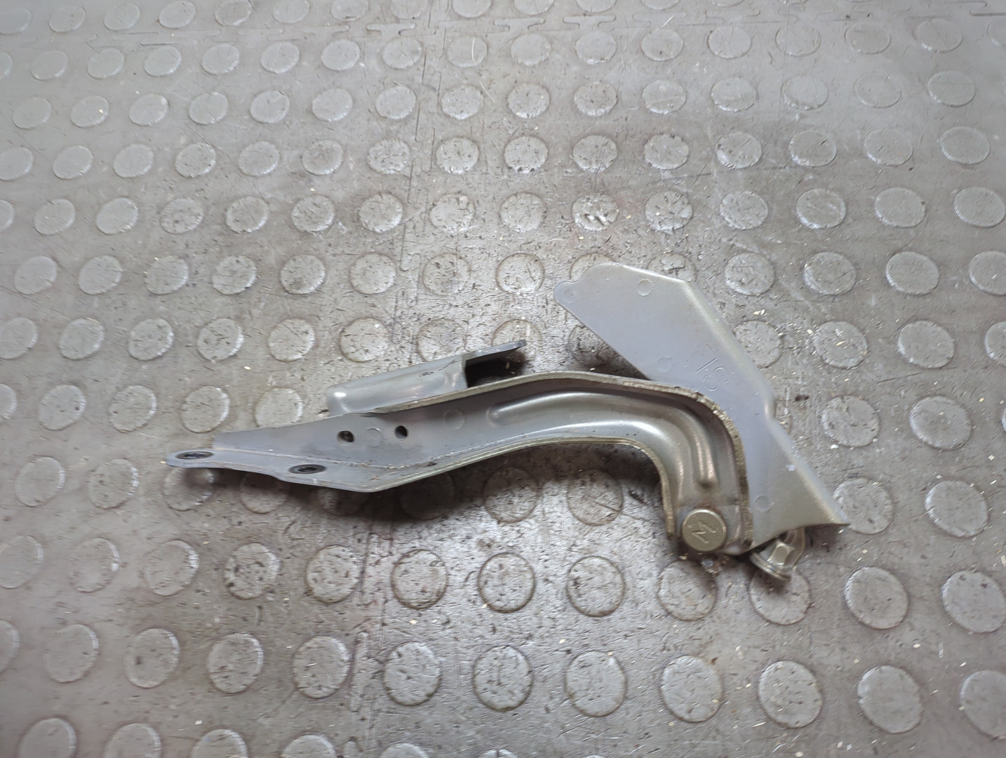 Петля капота левая