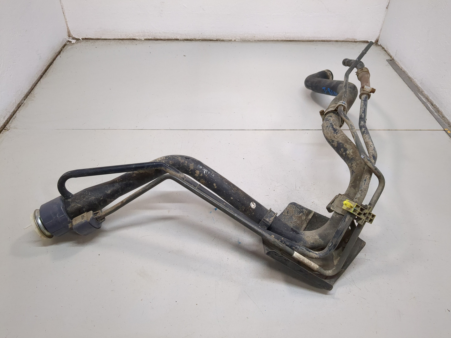 Горловина топливного бака