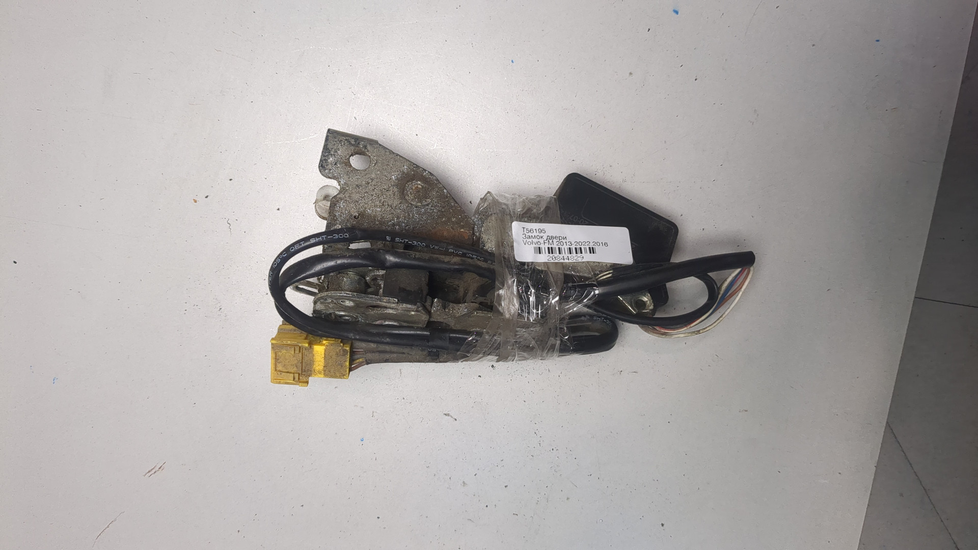 Замок двери передней левой