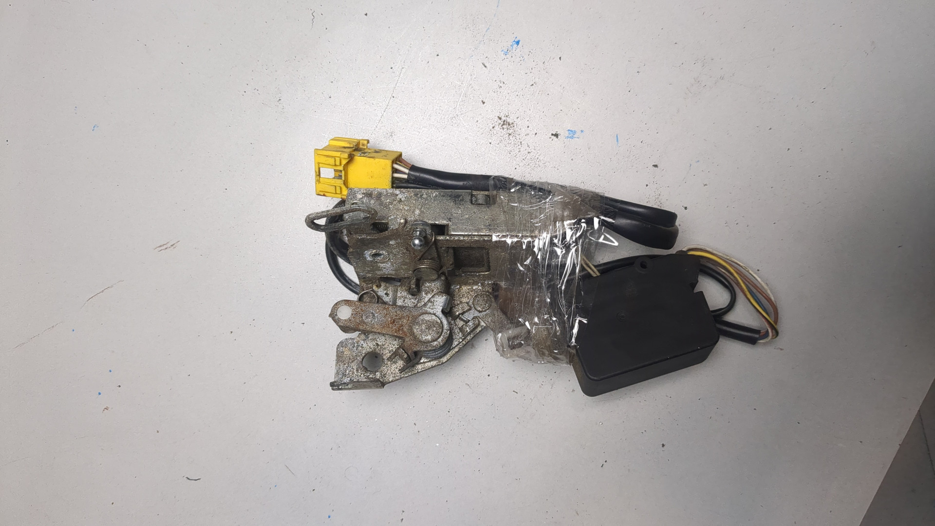 Замок двери передней левой