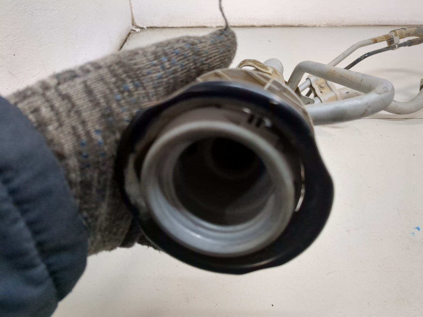 Горловина топливного бака