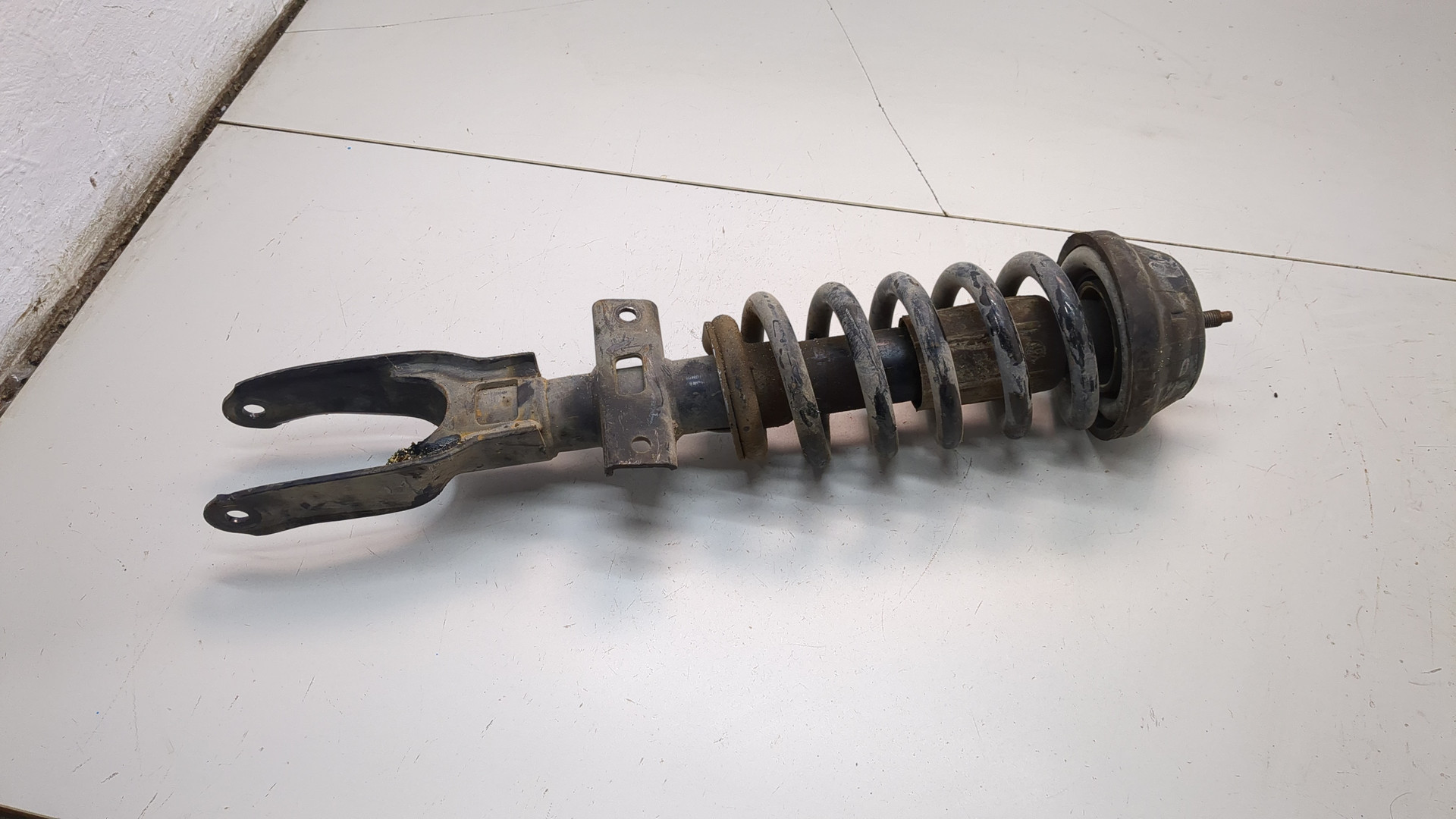 Амортизатор передний