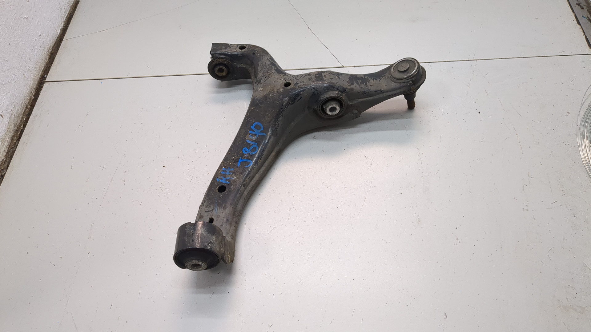 Рычаг передний правый