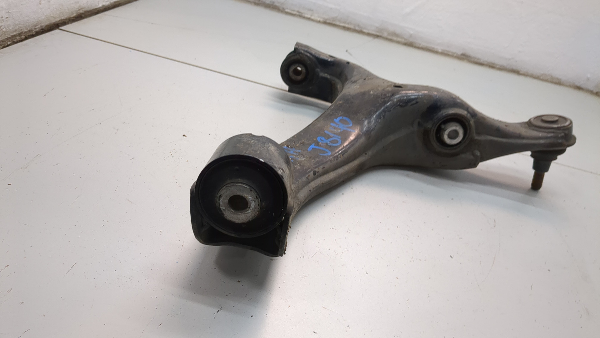 Рычаг передний правый