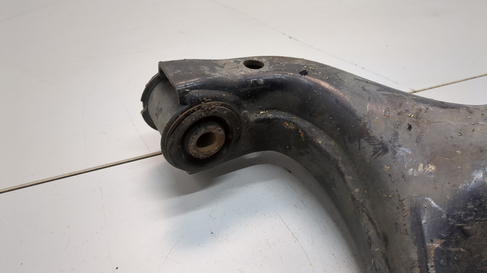 Рычаг передний правый