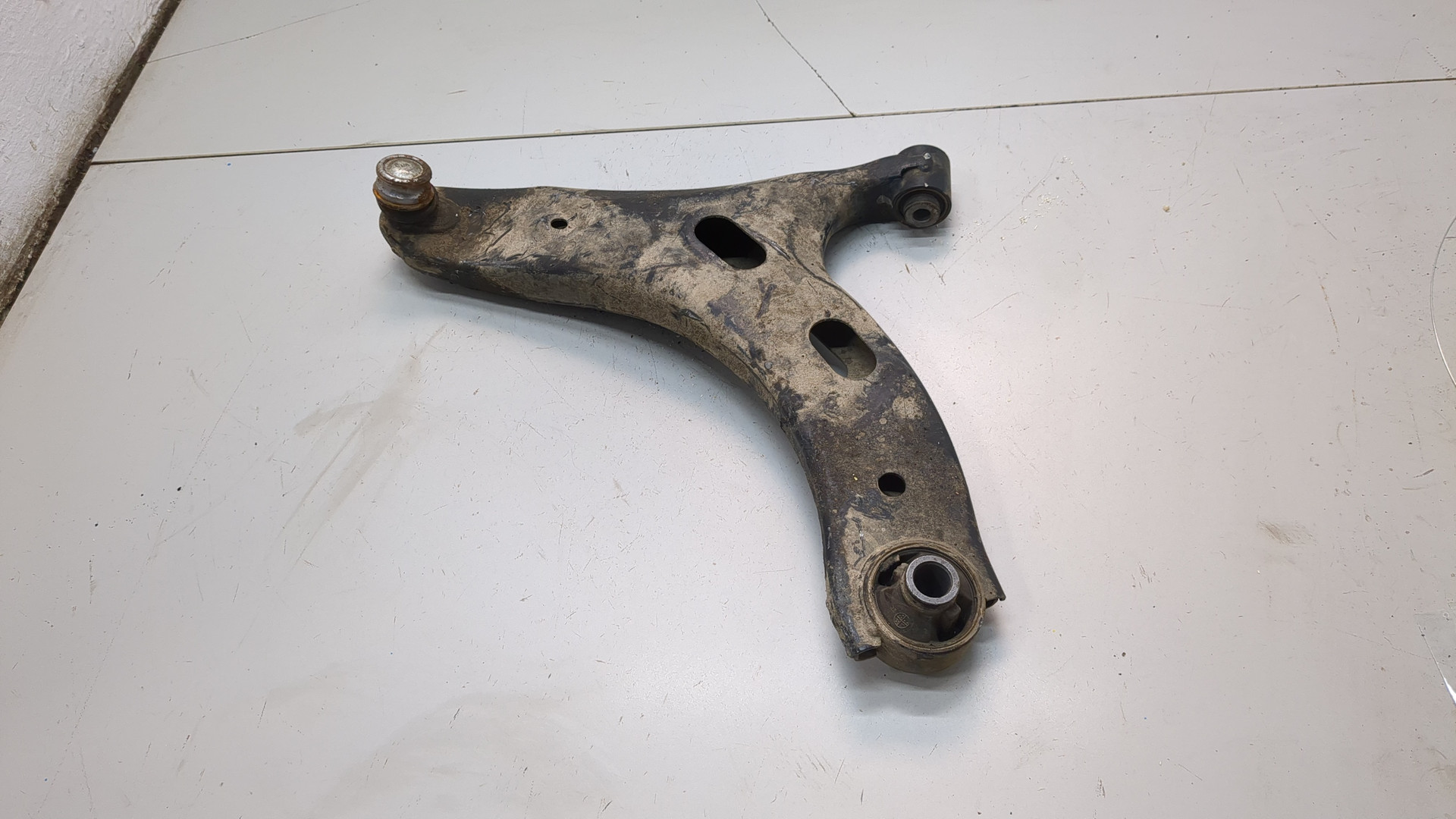 Рычаг передний левый