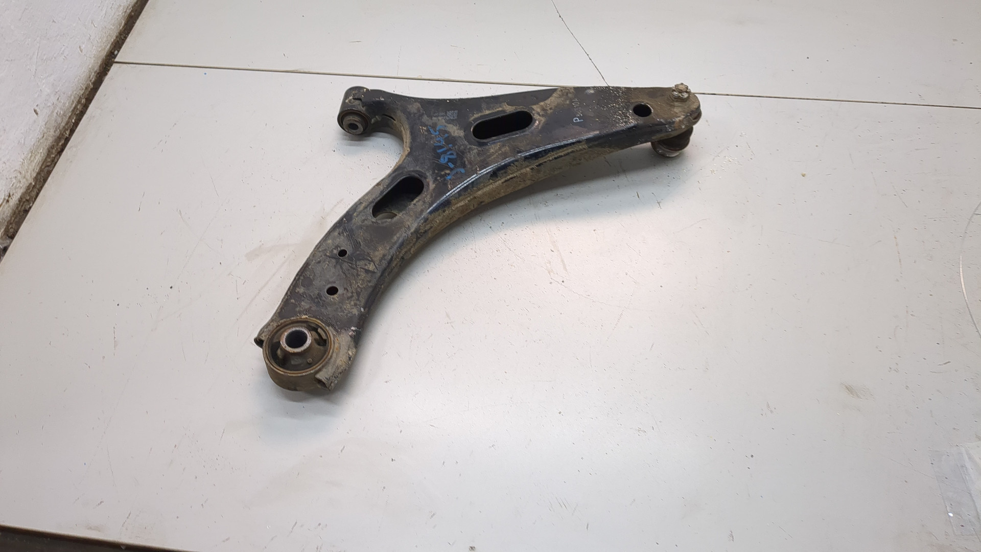 Рычаг передний левый