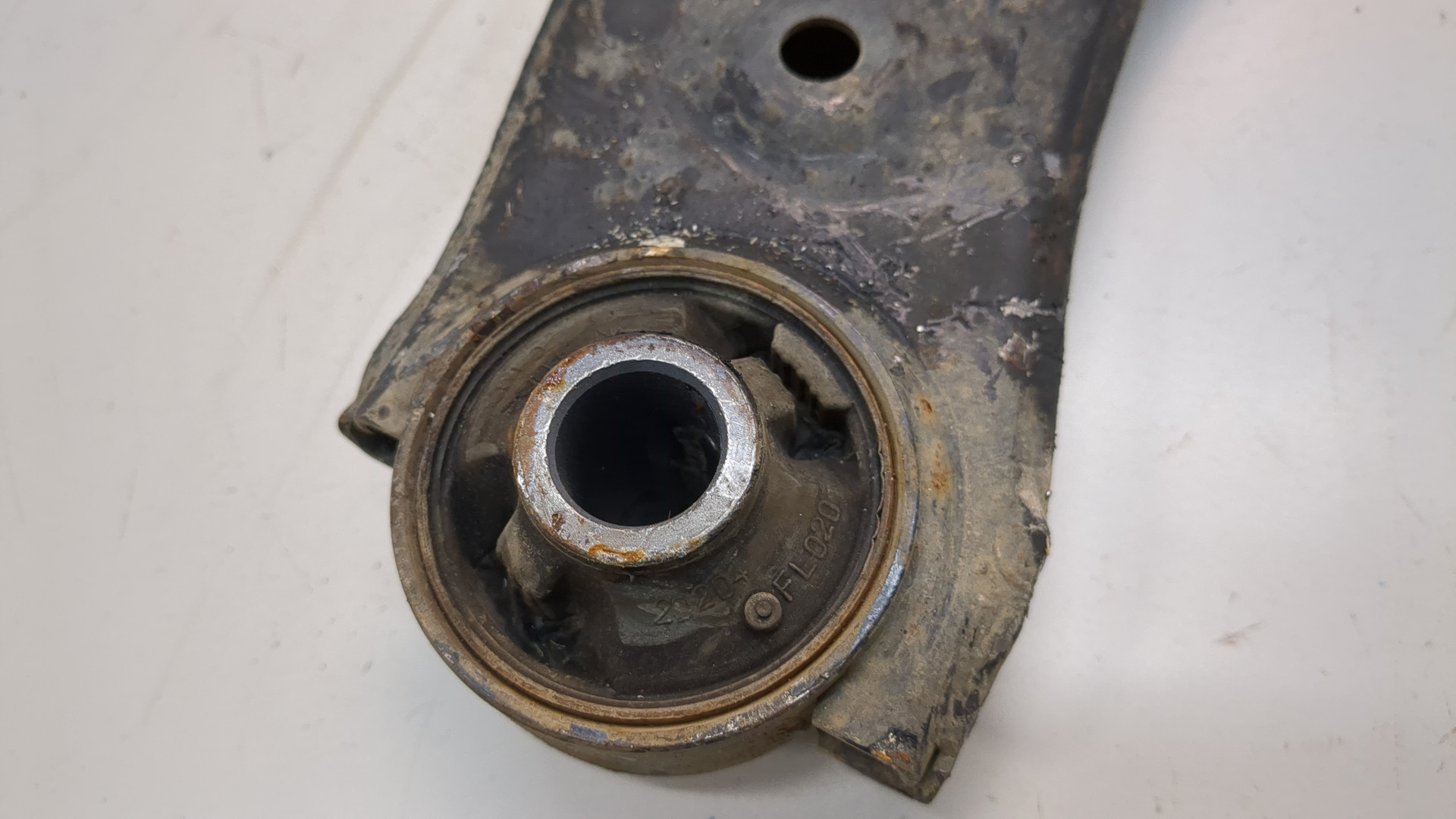 Рычаг передний левый