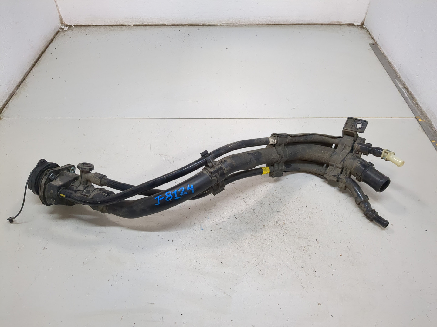 Горловина топливного бака