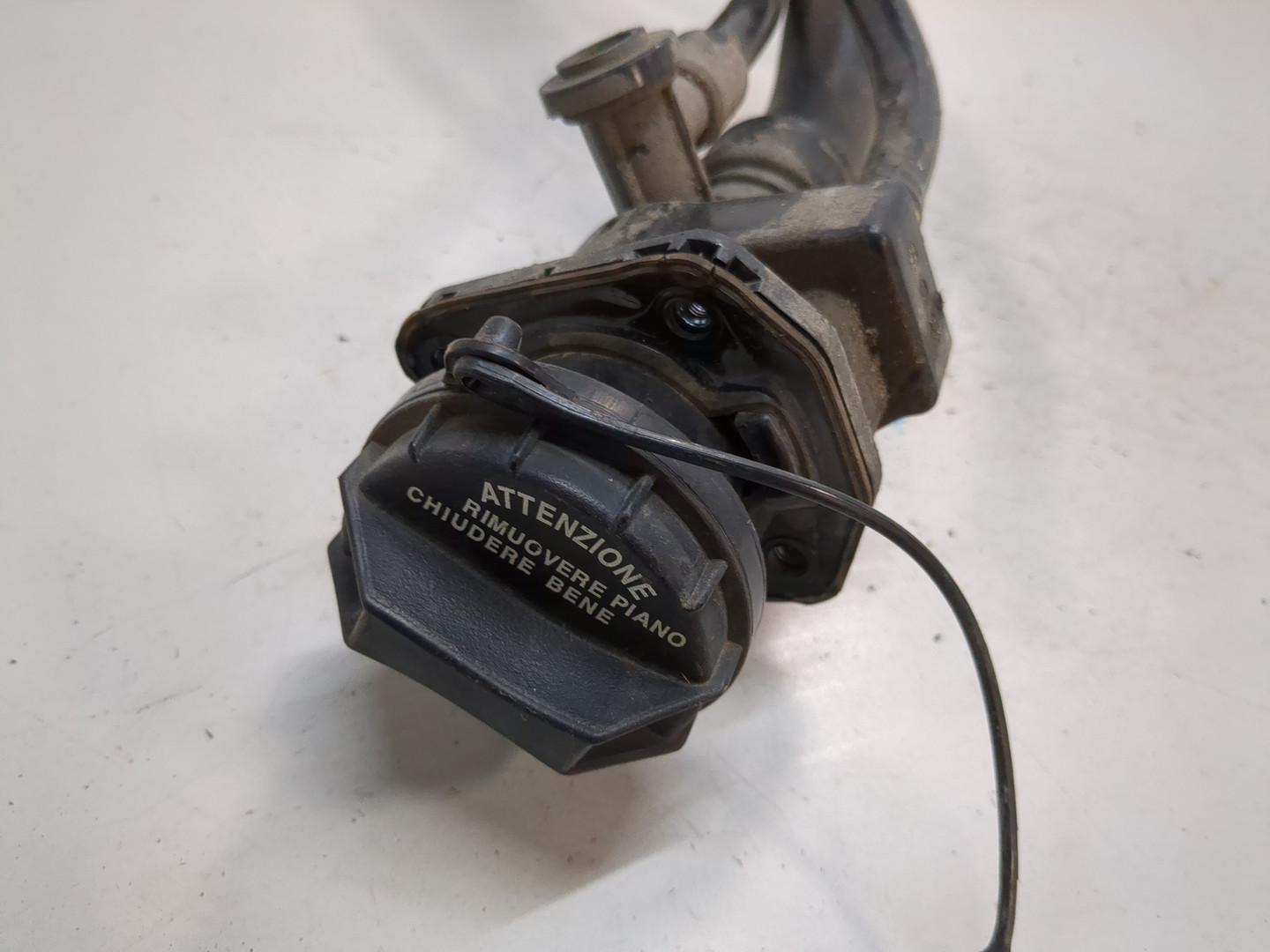 Горловина топливного бака