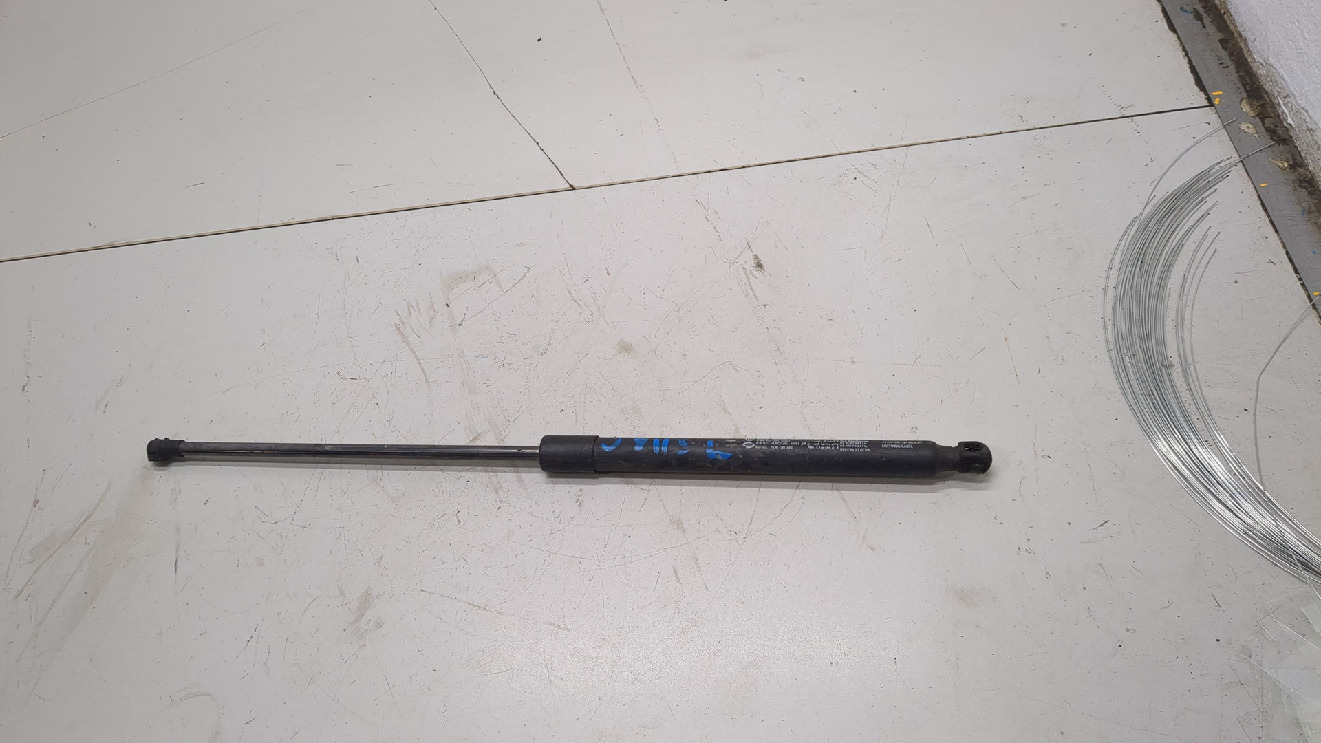 Амортизатор крышки багажника