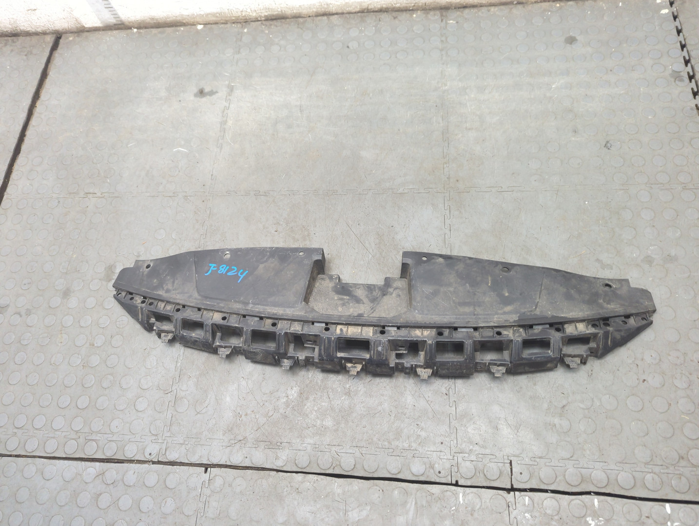 Кожух замка капота