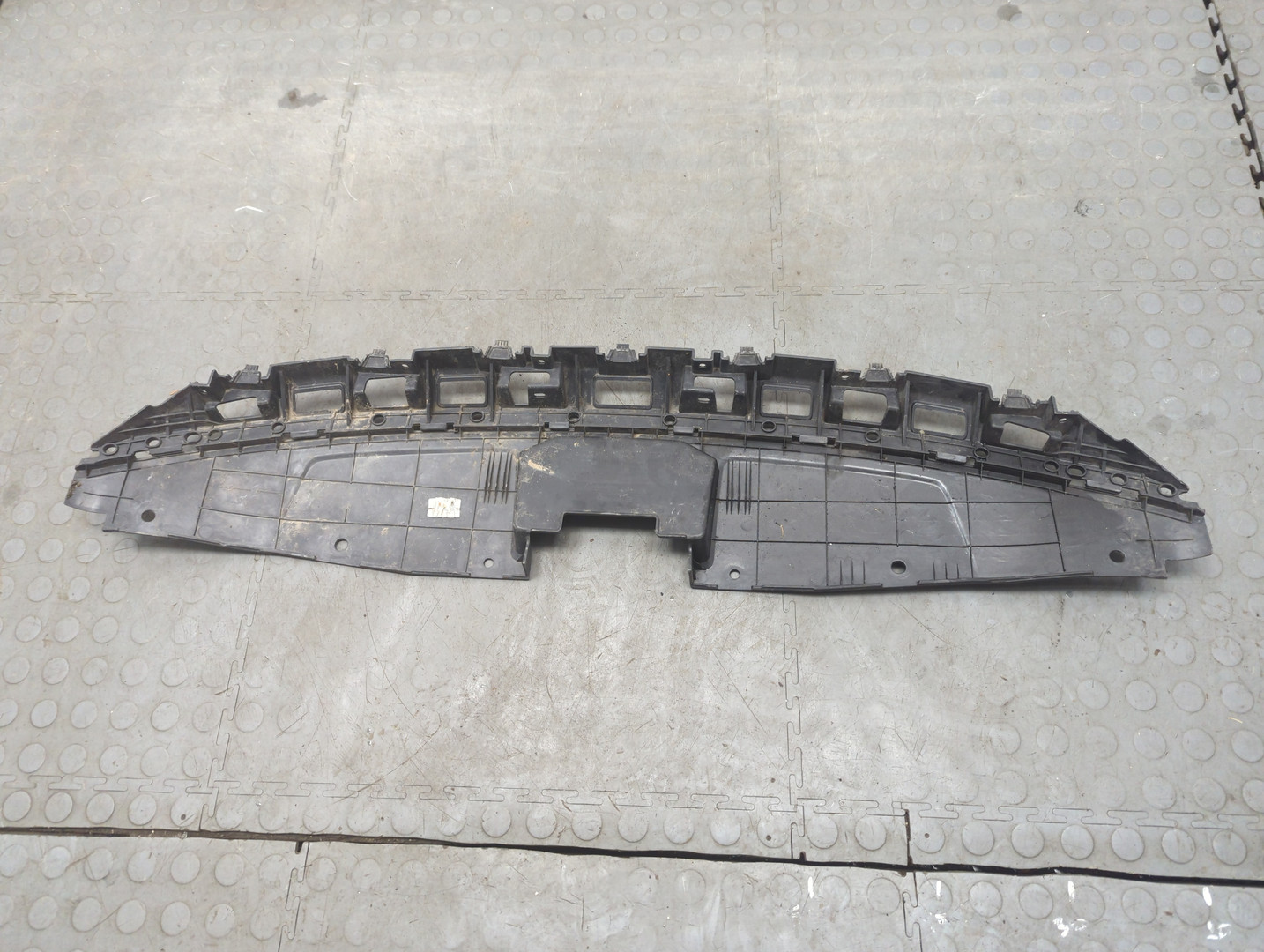 Кожух замка капота