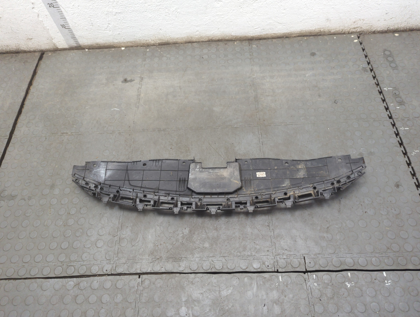 Кожух замка капота