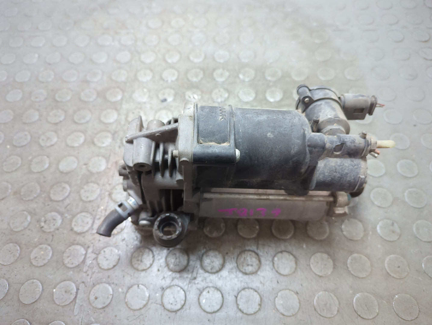 Насос регулировки подвески