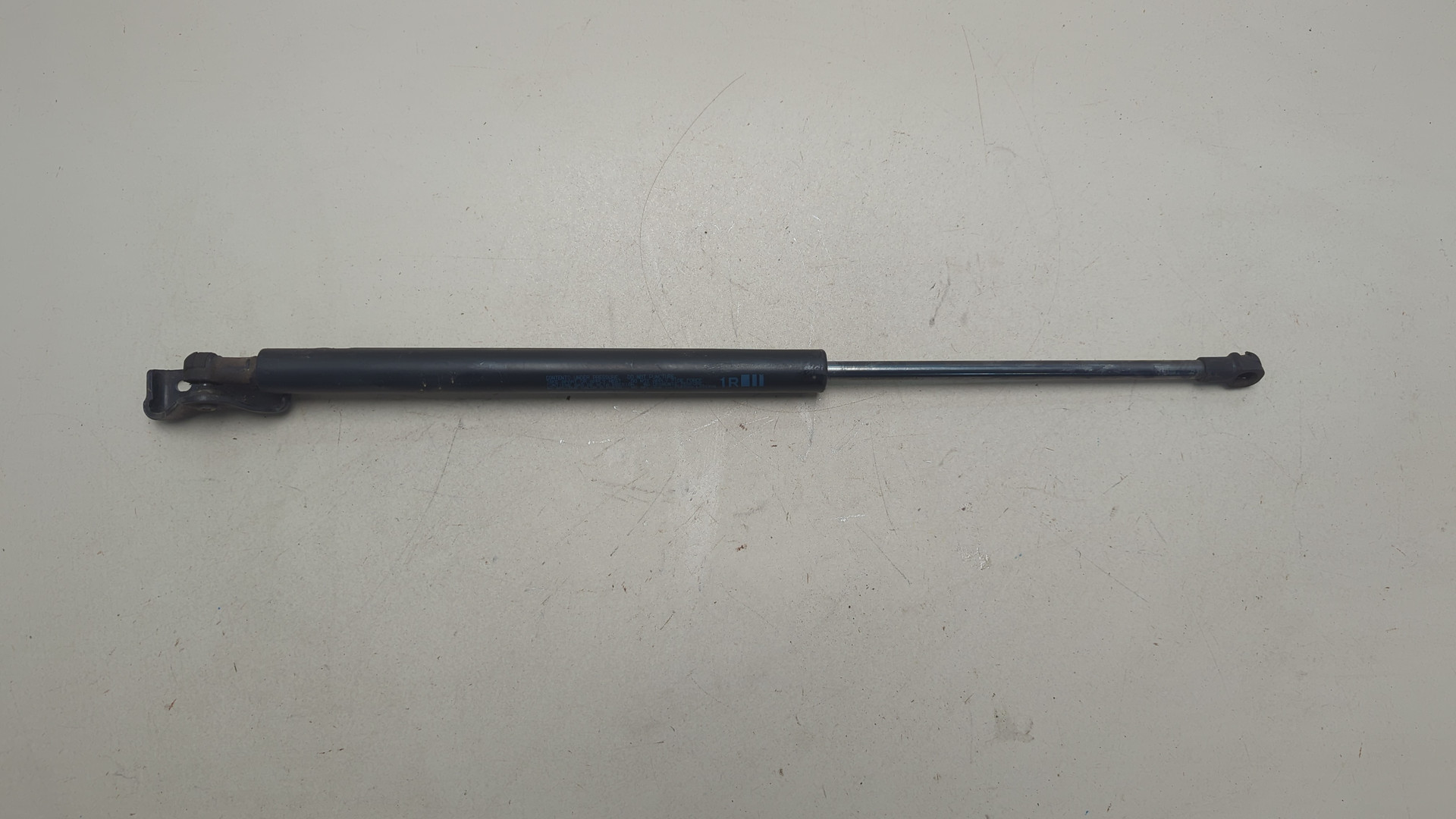 Амортизатор крышки багажника